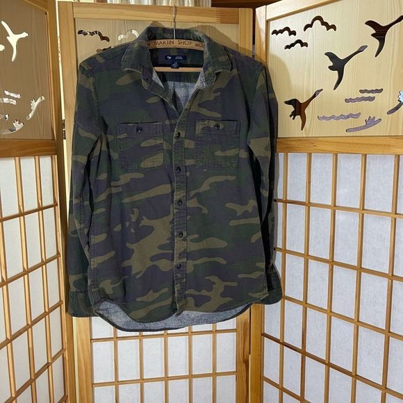 GAP Other - Gap standard fit camouflage button down shirt